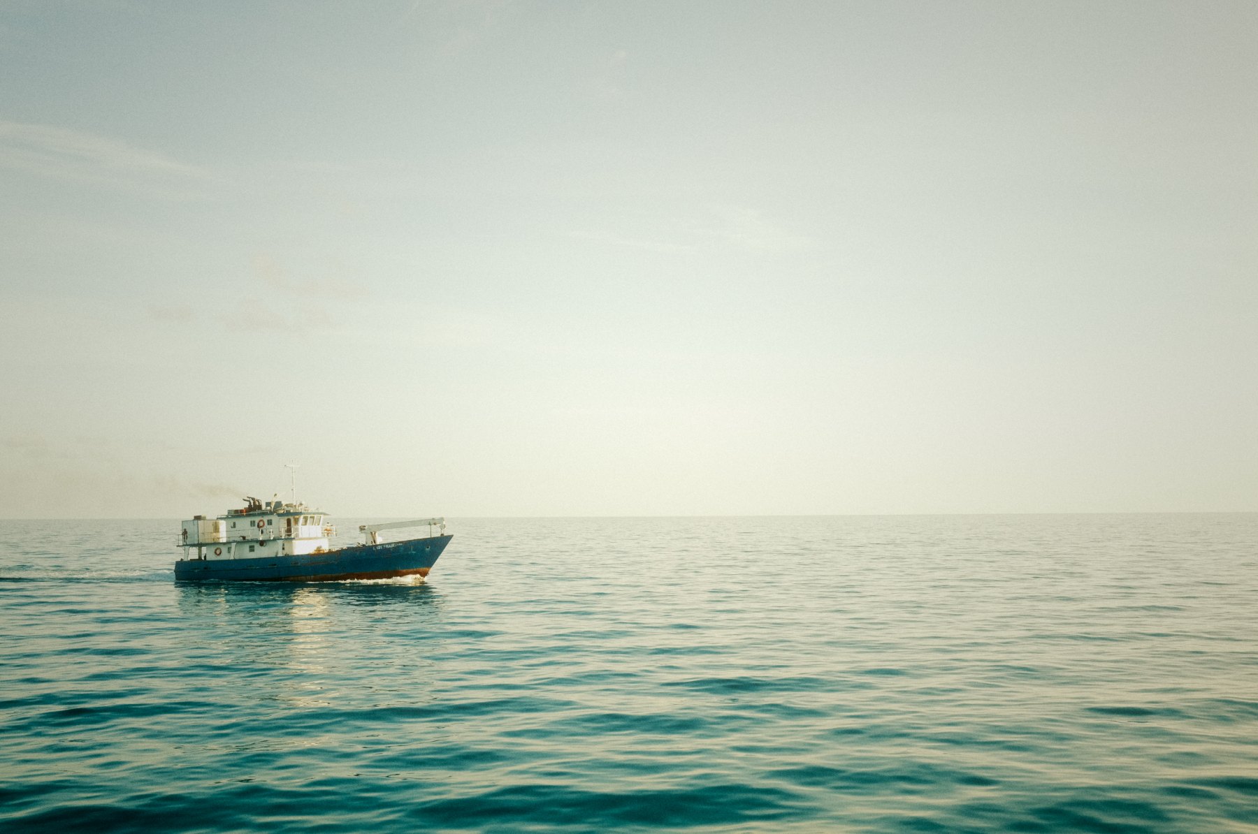Skiff and horizon